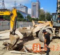 小鸡鸡C逼高温下的坚守｜道路建设者用汗水铺就畅通路